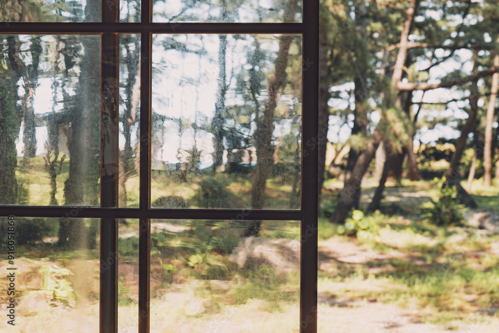 Naklejka premium 木造建築の手作りガラス窓越しから見える風景