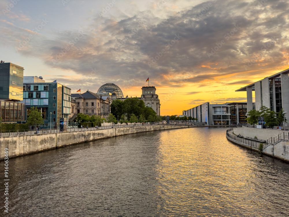 Fototapeta premium Parliament building Bundestag at sunset