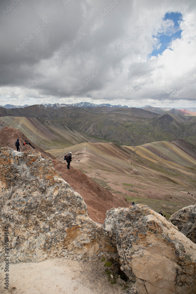 paisaje en sendero de montaña de siete colores Palcoyo en Cusco Peru paisaje en sendero de montaña de siete colores Palcoyo en Cusco Peru