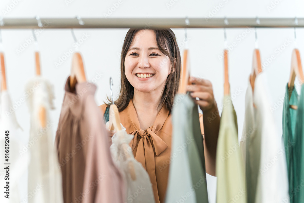 Φωτογραφία 家・洋服屋・アパレルショップで洋服を選ぶ女性（ファッション・ショッピング）