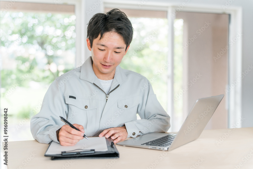 パソコン作業をする作業着・作業服姿の若いアジア人ビジネスマン(建築士・設計士・宅建士)
パソコン作業をする作業着・作業服姿の若いアジア人ビジネスマン(建築士・設計士・宅建士)
