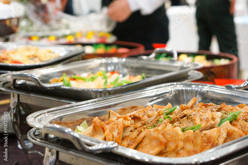 立食パーティーで提供されている美味しそうなオードブル