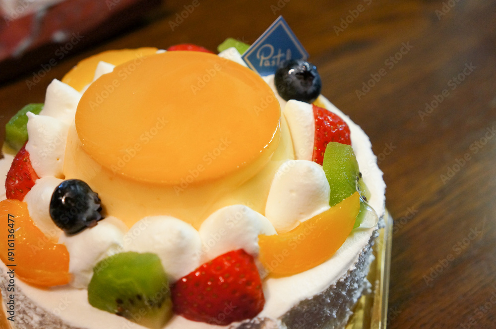 Fototapeta premium たくさんの種類のフルーツとプリンがのった珍しいケーキ