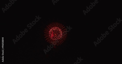 日本の打ち上げ花火は美しいですね。夏の夜空に咲く花火は、日本の伝統的な祭りやイベントで欠かせないものです。打ち上げ花火大会では、色とりどりの花火が次々と打ち上げられ、その美しい光と音に多くの人々が魅了されます。日本の打ち上げ花火は、季節感や風情を感じさせる素晴らしい文化の一つです。