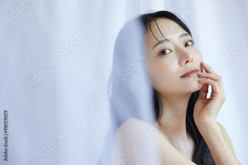 白いジャケットを着た若い女性のポートレート