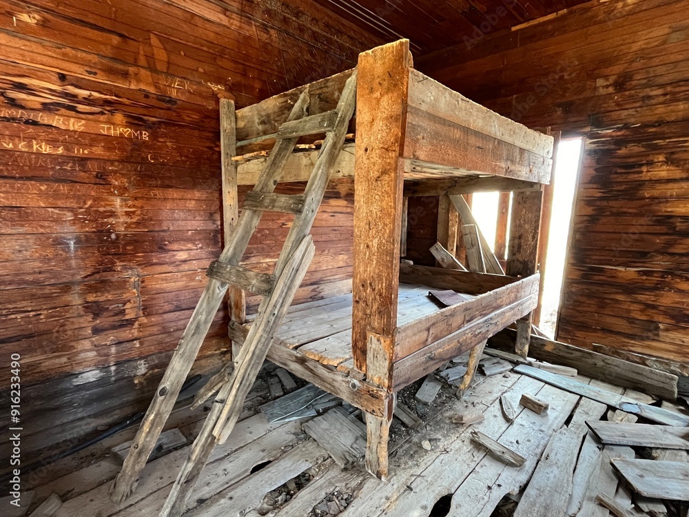 Obraz premium Bunk bed in a log cabin 