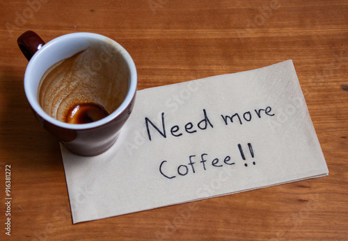 Foto Empty coffee cup with Need more coffee note