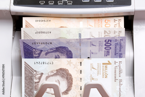 Obraz na plátně Venezuelan bolivar in the counting machine