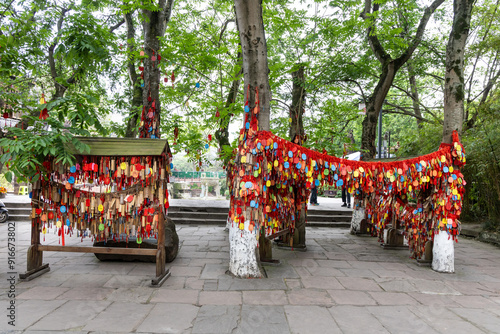 Fotografia Popular bodhi wishing tree in Huanglongzi ancient town in Sichuan China with thousand of wishes hung up by tourists