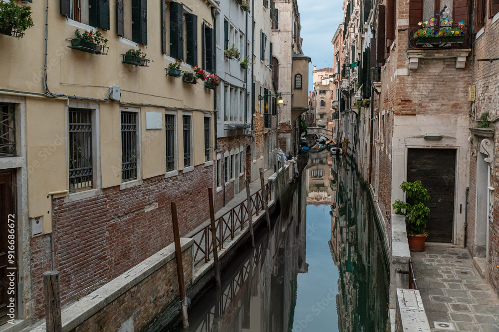 Naklejka premium Beaufitul canal streets in Venice, Italy