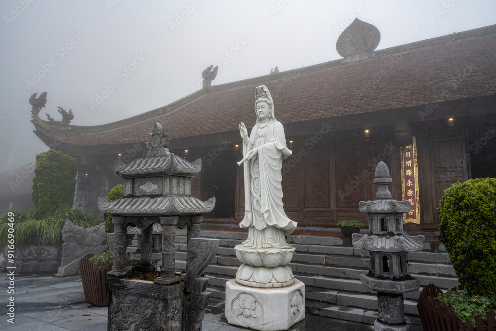 Obraz premium Lady Bouddha pagode de Fansipan, Sapa, Vietnam