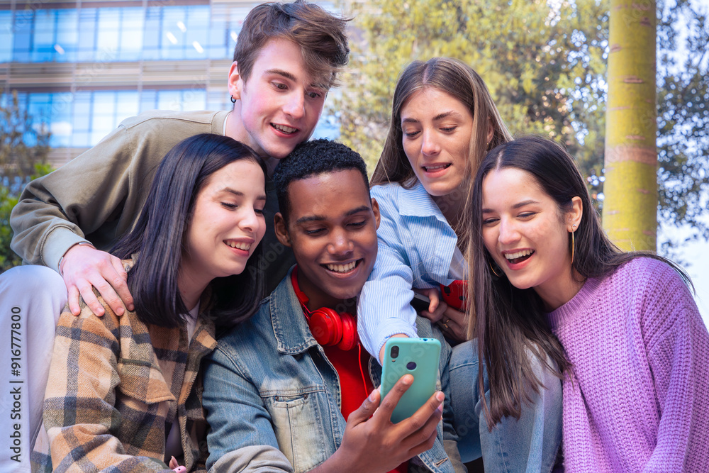 Obraz premium Students having fun with mobile phones creating content on social media.