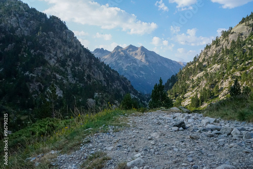 Paisaje del pirineo photo