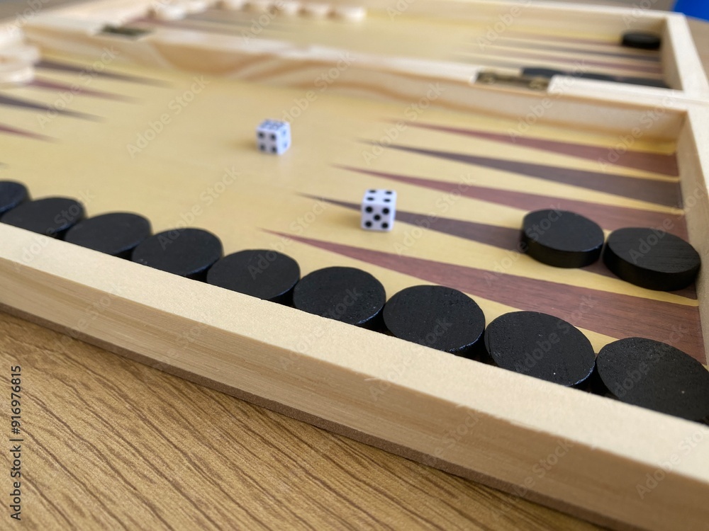 Naklejka premium Backgammon game. Wooden board with backgammon game pieces with dice