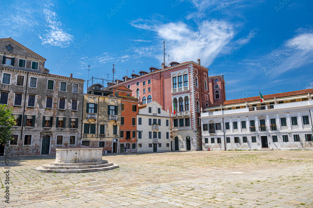 Obraz premium An empty square in Venice on a sunny day