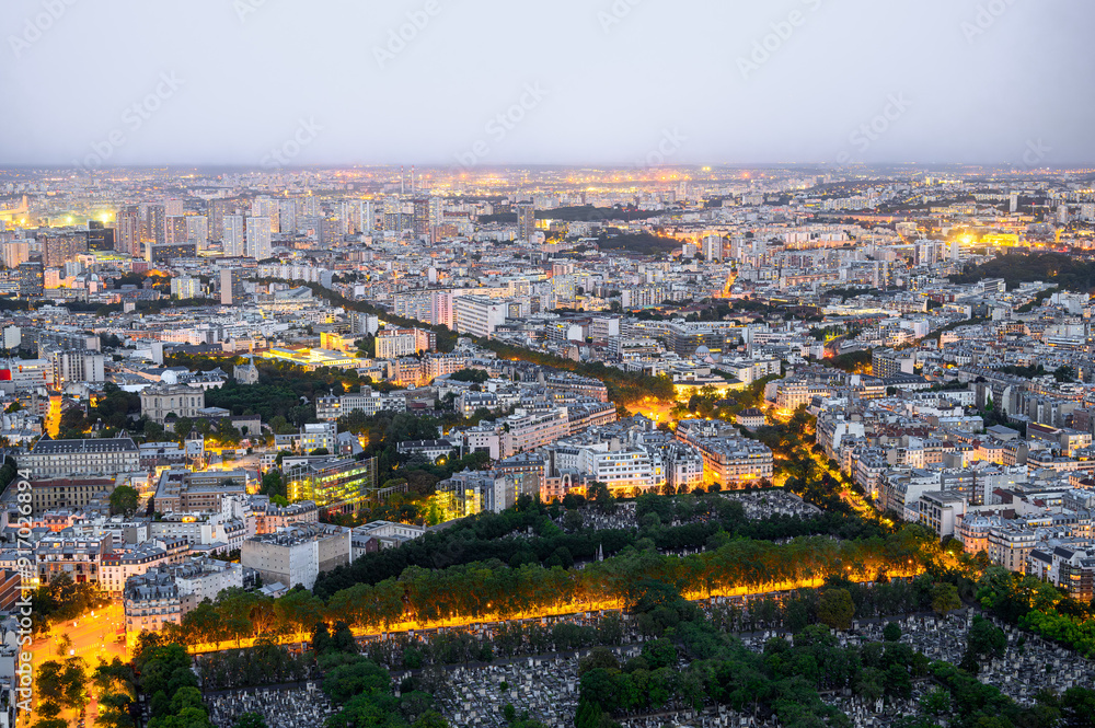 Obraz premium Imagem aérea noturna da cidade de Paris na França em 2024.
