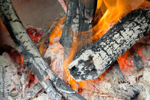 Feu de bois avec des flammes et des braises en gros plan photo