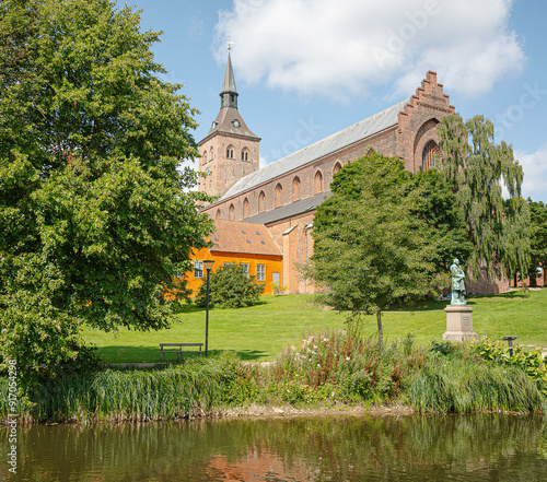 Obraz na płótnie Odense Cathedral in the green park w salonie