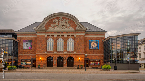 Obraz na płótnie Odense Theatre illuminated in the evening w salonie