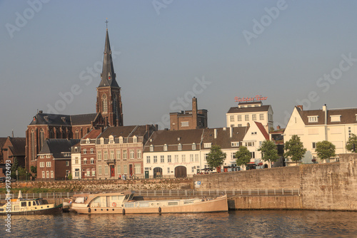 Maasufer im Maastrichter Stadtteil Wyck mit Sint Martinuskerk photo