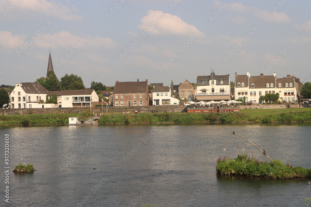 Sommer an der Maas; Blick vom belgischen Lanaye hinüber zum niederländischen Eijsden Sommer an der Maas; Blick vom belgischen Lanaye hinüber zum niederländischen Eijsden