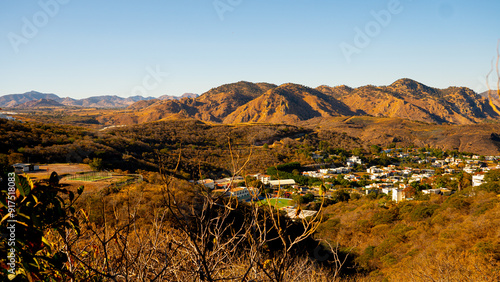 Krajobraz stanu Jalisco w Meksyku w porze suchej (Bosque El Centinela) photo