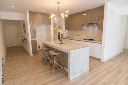 cocina americana con acabados de lujo, con comedor de marmol 