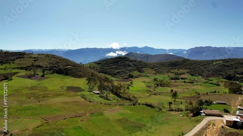 Vuleo de drone en la sierra peruana llena de pampa verde