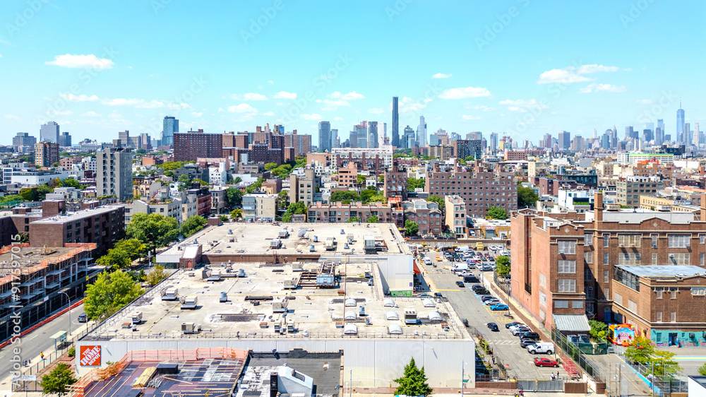 Fototapeta premium A stunning aerial view of Brooklyn, NY, showcasing vibrant city streets and diverse architecture with the iconic New York City skyline in the background. 