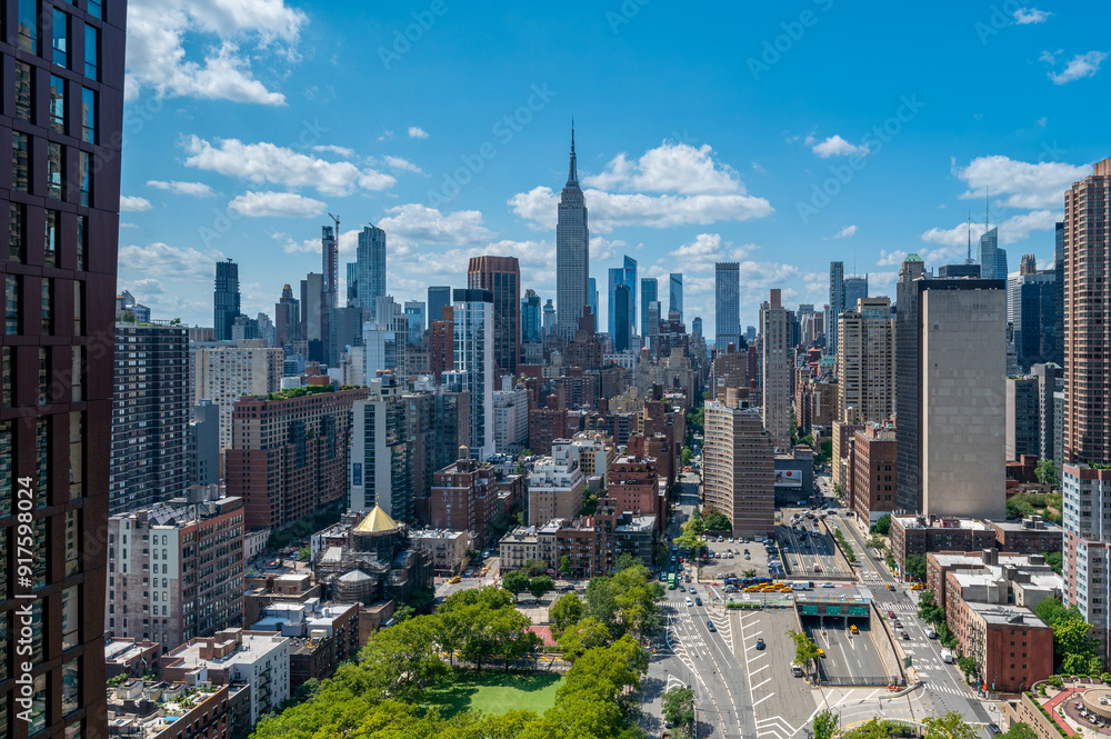 Naklejka premium A stunning aerial view of New York cit, showcasing vibrant city streets and diverse architecture with the iconic New York City skyline
