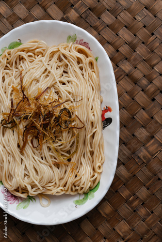 Obraz na płótnie traditional fragrant chinese scallion oil noodle comfort food w salonie