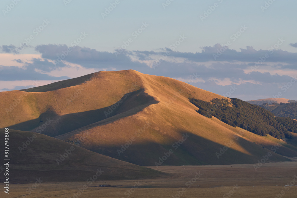 Naklejka premium Estate nel Parco Nazionale dei Monti Sibillini: Castelluccio di Norcia e Pian Grande.