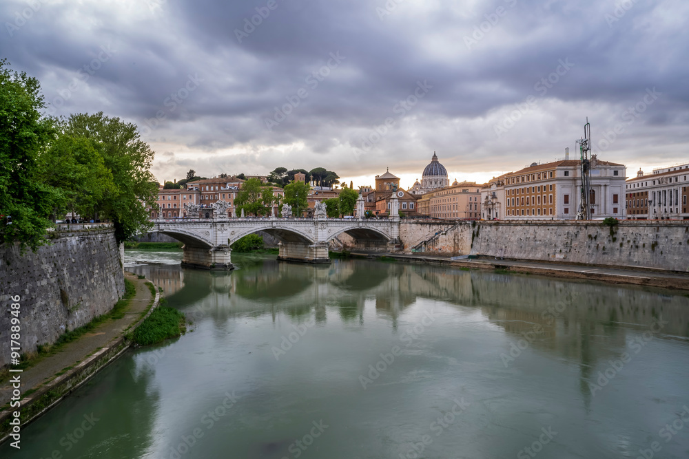 Obraz premium Vatican City view from Sant'Angelo Bridge in Italy