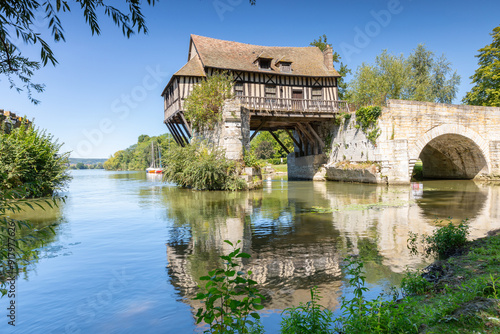  Un ancien moulin à eau Le Vieux-Moulin dans le ville de Vernon photo