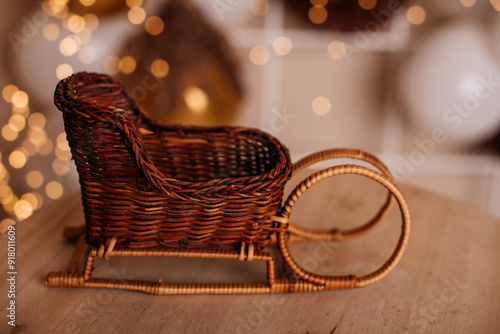 Foto A miniature wicker sleigh, perfect as a rustic decorative piece or as a festive holiday display item