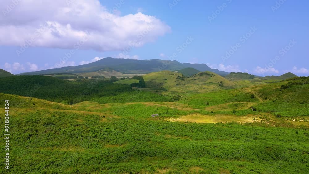 Atemberaubendes Drohnenvideo der grünen und tropischen Landschaft der Azoren-Insel Terceira Atemberaubendes Drohnenvideo der grünen und tropischen Landschaft der Azoren-Insel Terceira