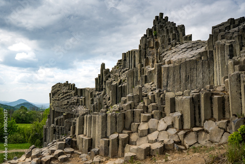 Foto basalt column formation of panská skála in czech republic