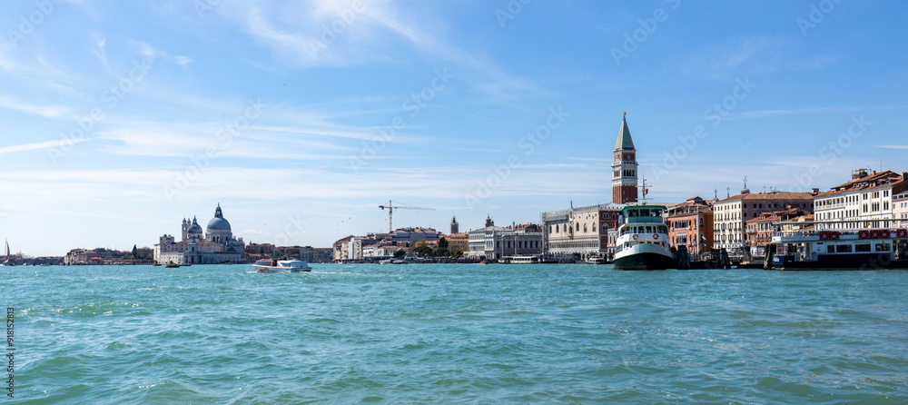 Fototapeta premium Vue de la tour San Marco depuis la mer