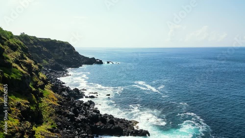 Steinige, steile Küste der Azoren-Insel Terceira – Drohnenaufnahme des klaren blauen Atlantiks photo