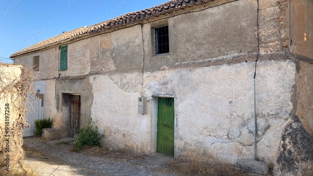 Casa rural abandonada a las afueras de un pueblo con dos plantas. Casa rural abandonada a las afueras de un pueblo con dos plantas.