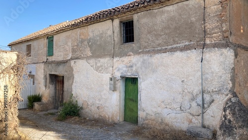 Casa rural abandonada a las afueras de un pueblo con dos plantas. 