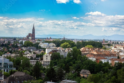 Panorama von Straßburg mit dem berühmten Münster und den Vogesen im Hintergrund