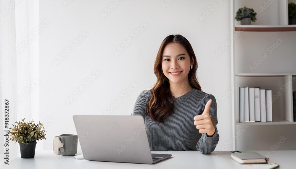 ノートパソコンを使っている若いアジア人の女性がいいねをしてる。(A young Asian woman using a laptop gives a thumbs up.)
ノートパソコンを使っている若いアジア人の女性がいいねをしてる。(A young Asian woman using a laptop gives a thumbs up.)