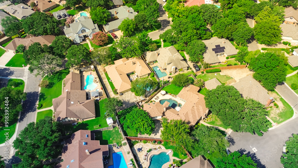 Fototapeta premium Cul-de-sac street in green area upscale suburban residential neighborhood large mansion houses with swimming pool, sustainable urban planning reduce emissions, North Arlington, Texas, aerial view