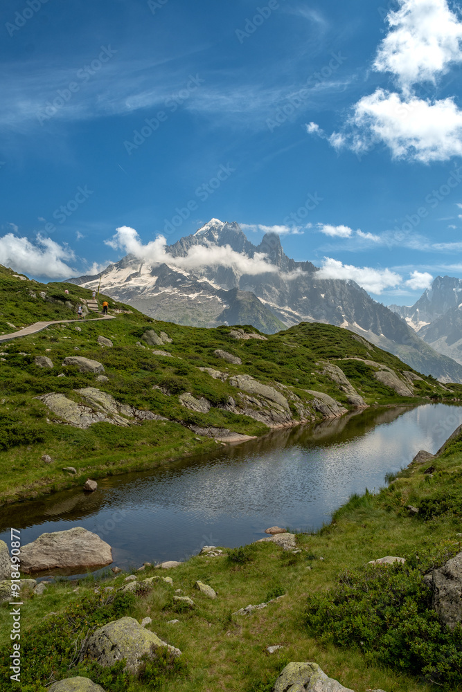 Le lac blanc à Chamonix vers le Mont Blanc Le lac blanc à Chamonix vers le Mont Blanc