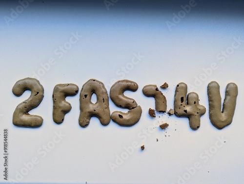 Zu schnell für dich - Buchstaben und Zahlen aus Keks. Ein Buchstabe wurde bereits eilig angeknabbert