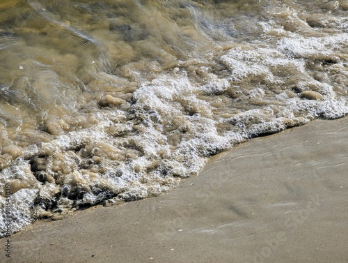 Eine Welle rollt an den Strand