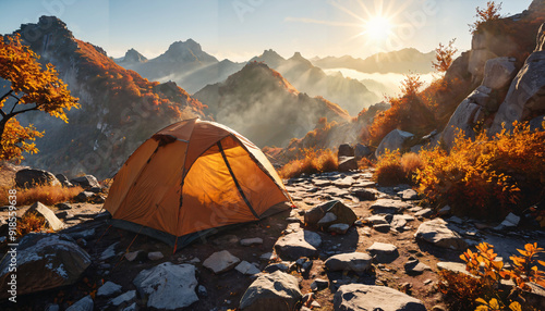 Camping au lever du soleil dans les montagnes d'automne