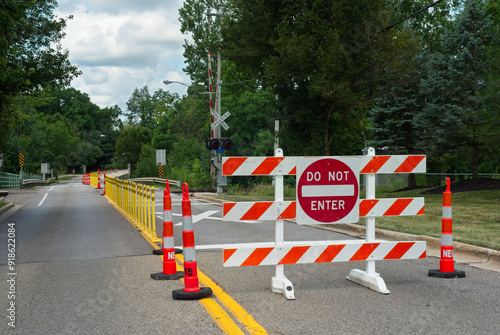 A road closure sign alerting driver to construction ahead that closes half of the road