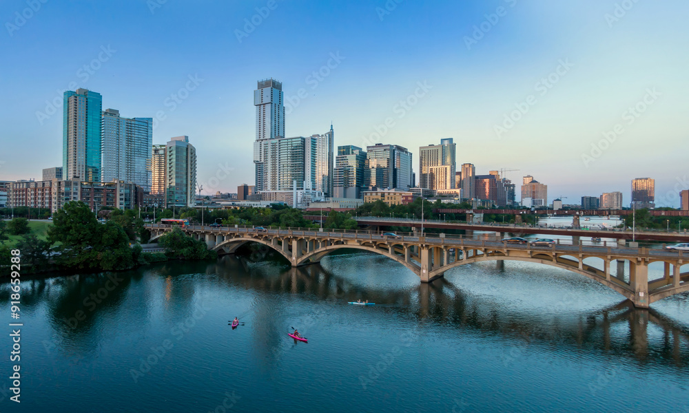 Naklejka premium South Lamar Boulevard bridge crossing Colorado River into downtown Austin. People are kayaking on the river. Texas, United States.
